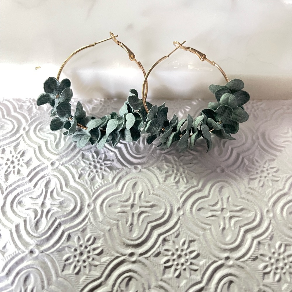 Fashion Jewelry | Prom Wedding Jewelry 
1-Pair of Hoop Earrings- Teal/gold color
